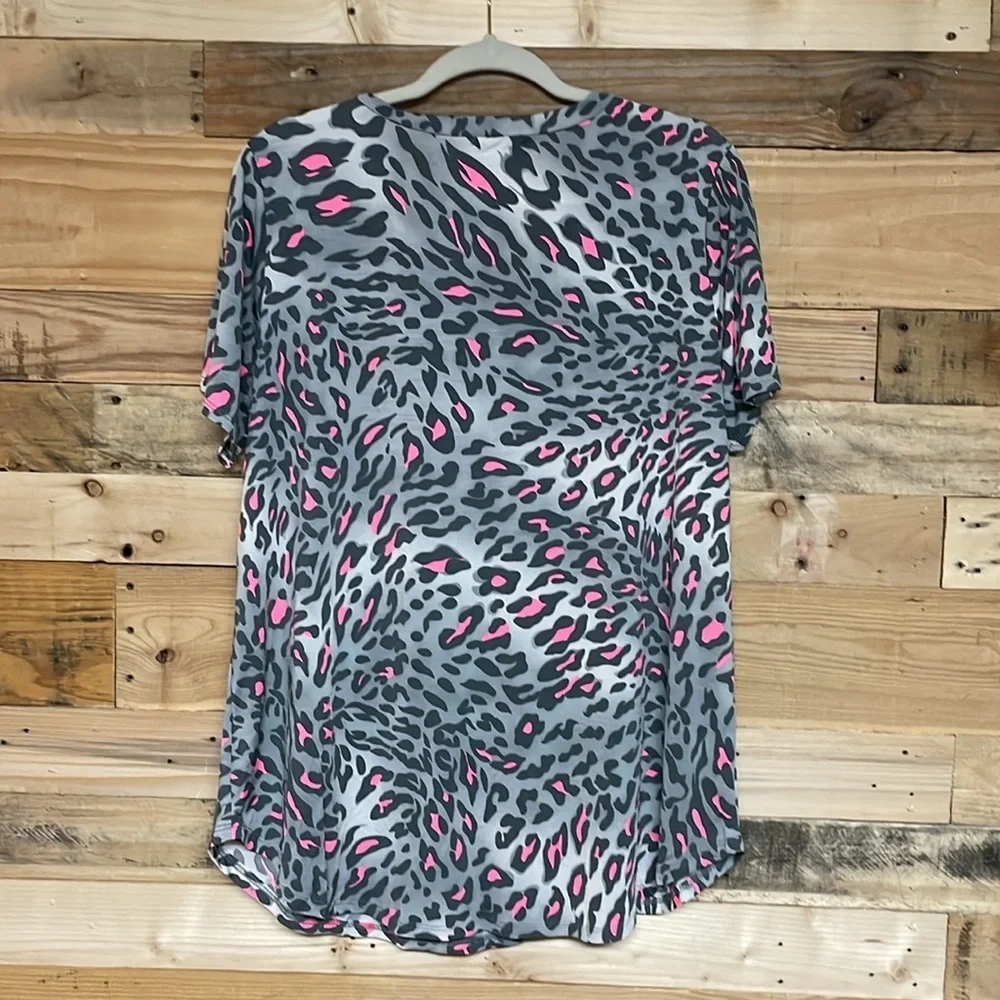 Heimish USA size XL Gray and Pink Cheetah Print Short Sleeve Lightweight Blouse